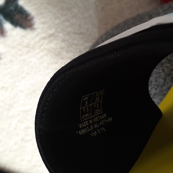 Rihanna‘s PUMA Women's Fenty Surf Sandal - Picture 7 of 8